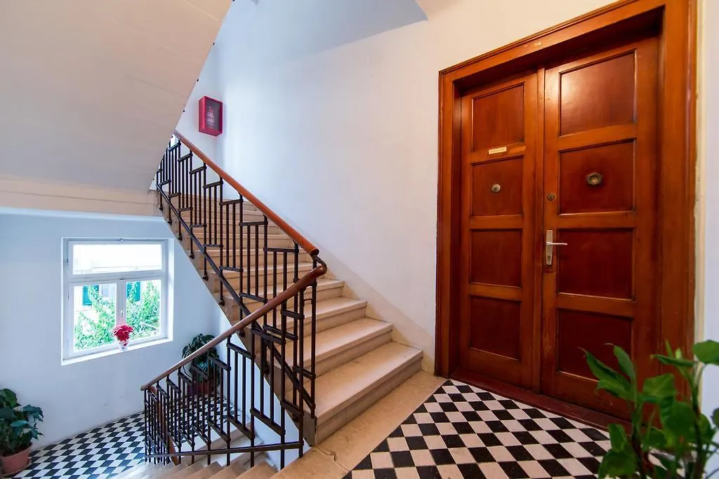 Miss. Monroe Apartment Split